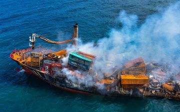 У берегов Шри-Ланки затонуло судно с химикатами. Это может вызвать экологическую катастрофу