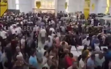 В Ташкенте толпа людей собралась у ТЦ в надежде на скидки — видео