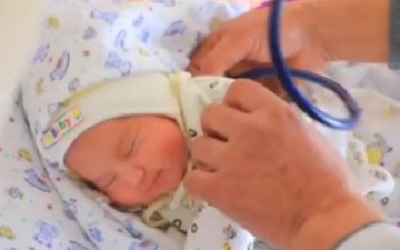 Жительница Намангана родила ребенка в автомобиле ДПС — видео