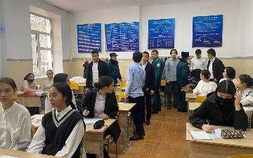 В Ташкенте правоохранители начали проверять телефоны и портфели школьников