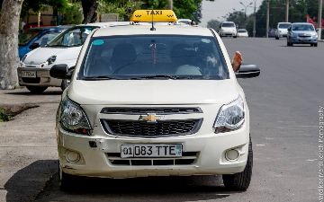 Узбекистанцы будут платить, чтобы стать легальными таксистами