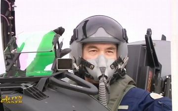 Бердымухамедов испытал военный самолет, после чего передал свою летную форму в музей