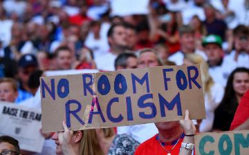 Болельщик сборной Англии получил условный срок за расистское оскорбление футболистов