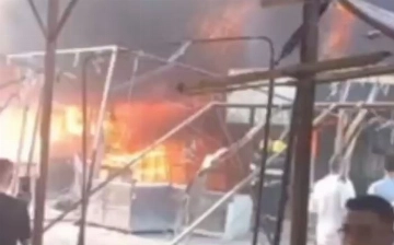 На вещевом рынке Хивы произошел крупный пожар (видео)