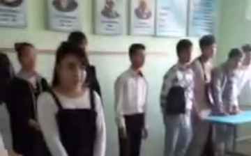 Andijondagi maktabda  o'quvchilar stol-stul yo'qligi sabab tik turib dars o'tishdi — video