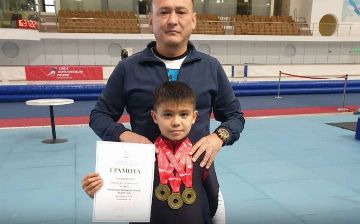 12-летний Алимардон Махмудов принес Узбекистану три золотые медали по шорт-треку на международном турнире