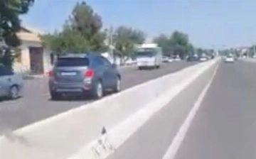 «Крутой водитель» Tracker проехался по встречной полосе в Сырдарье (видео)