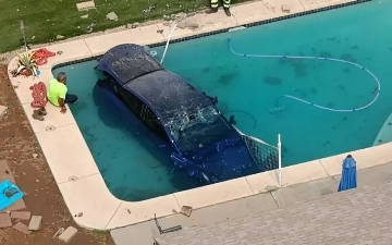 Tesla Model 3 пробил стену одного из домов и оказался в бассейне — видео