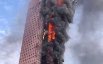 В Китае загорелся 200-метровый небоскреб — видео