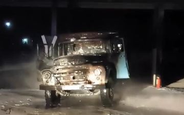 В Гулистане недалеко от заправки сгорел грузовик — видео