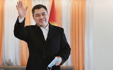 Новый президент Кыргызстана призвал не вешать его портреты в кабинетах