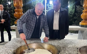 Tojikistonda Lukashenko Emomali Rahmon bilan birga palov pishirdi — video