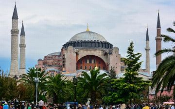 По превращенному в мечеть собору Святой Софии в Греции устроили траурный звон