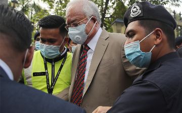 Экс-премьер Малайзии осужден на 12 лет за мошенничество