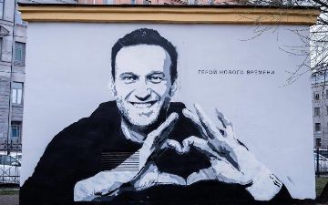 В центре Петербурга появилось граффити «Герой нового времени» с Алексеем Навальным