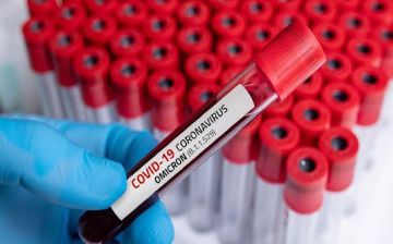 Омикрон-штамм может стать первым вариантом коронавируса, которым можно заразиться повторно