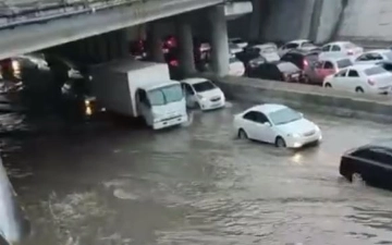 Хокимият Ташкента назвал причину затопления улиц во время дождей — видео