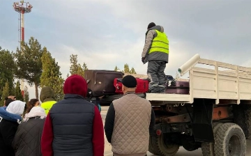 В аэропорту Карши пассажирам раздавали багаж из грузовика — видео