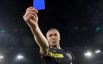 В футболе начнут использовать синие карточки: за что их будут показывать