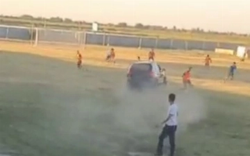 В Сырдарье водитель Captiva выехал на футбольное поле и пытался задавить людей