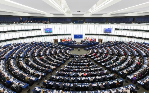 Европарламент одобрил кредит Украине в €35 млрд