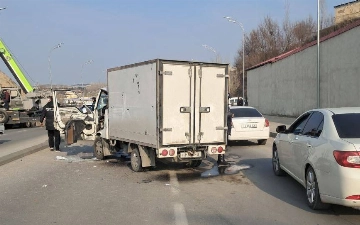 Samarqandda ikkita mashina toʻqnashdi. Ulardan biri pastki kanalga tushib ketdi