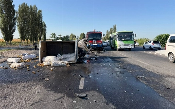 O‘rta Chirchiqda uchta avtomobil to‘qnashib, yonib ketdi
