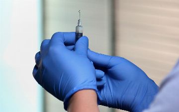 Шавкат Мирзиёев подписал поправки об обязательной вакцинации работников 
