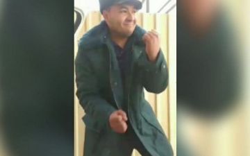 В Сырдарье задержали танцующего в служебной форме молодого человека
