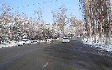 В Ташкенте Malibu совершал обгон на гололеде и вылетел в поток на встречку – видео аварии с регистратора