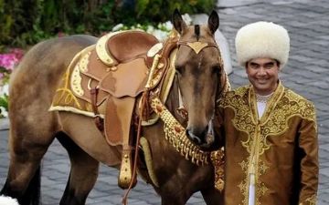 Президент Туркменистана заказал у Чехии эксклюзивные бокалы с гравировкой его лошадей