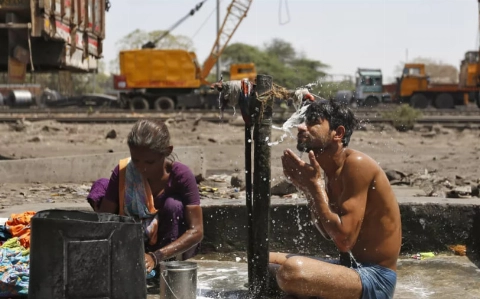 В Индии свыше 30 сотрудников избирательных участков умерли из-за жары