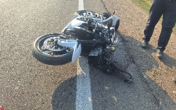 Toshkent viloyatida mototsikslchi temir to‘siqqa urilib, vafot etdi