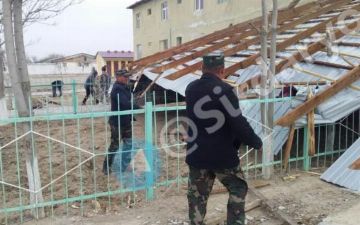Сильный ветер в Сырдарьинской области сдул крыши жилых домов