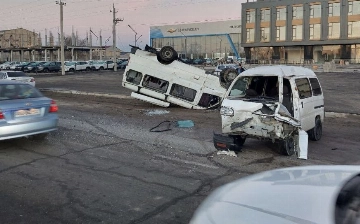 Toshkentda mikroavtobus "Damas" bilan to'qnashib ketishi oqibatida ag'darilib ketdi – video