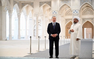 Шавкат Мирзиёев посетил мавзолей Имама Бухари в Самарканде