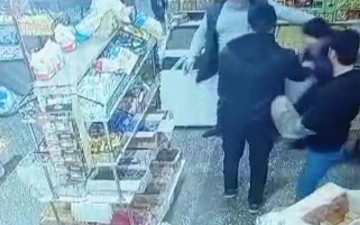 В Андижане мужчина жестоко избил подростка в магазине (видео)