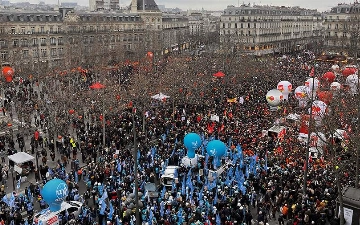 Более миллиона жителей Франции вышли на протесты против пенсионной реформы — видео
