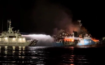 У берегов Филиппин загорелся корабль, погибли более 30 человек (видео)