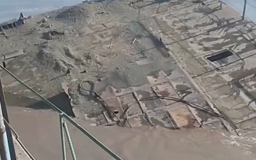 В Каракалпакстане затонула часть автомобильного моста