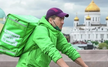 В Петербурге мигрантам хотят запретить работать курьерами и таксистами