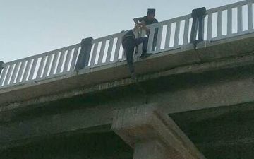 В Каракалпакстане 18-летний парень пытался сброситься с моста