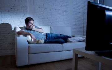 Всего два часа просмотра телевизора может привести к тромбозу. Узнайте, как защитить себя