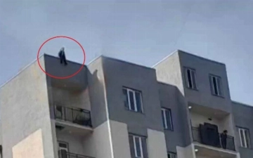 Девочка, забравшаяся на крышу дома в Фергане, не первый раз пыталась покончить с собой