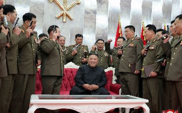 Один день Ким Чен Ына: посмотреть, как солдаты ломают бетонные блоки головой, похлопать танк и выпить пива с&nbsp;генералами - видео