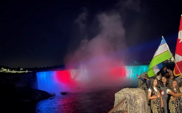 Niagara sharsharasi yana O'zbekiston bayrog'i ranglarida yoritiladi