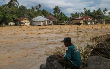 Число жертв наводнений в Индонезии приблизилось к 850