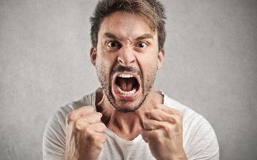 Чем опасен гнев и как быстро успокоиться: помочь может даже прикладывание ладони ко лбу