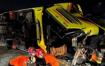 В Индонезии автобус врезался в ограждение и опрокинулся, погибли 16 человек