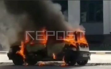 В Сергелийском районе прямо на дороге загорелся автомобиль 
